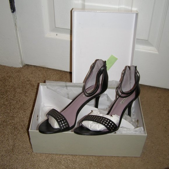 LIKE NEW Charles David 8.5 Leather Kitten Heels - Picture 4 of 10